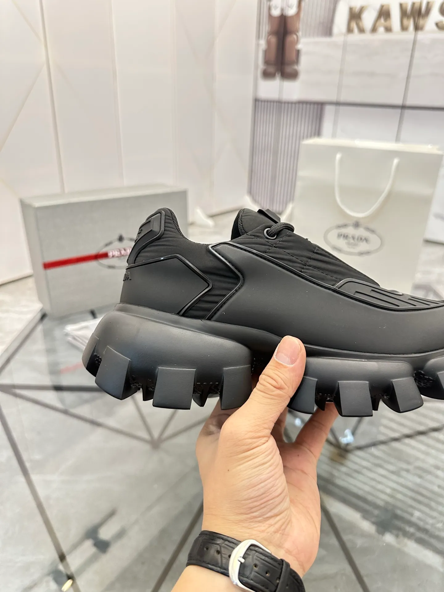 Men's shoes: 💰P520¥ High-end top quality Product trademark: Prada *"Prada*" low-top casual shoes Regular size: 38-45 (can be customized to 46) Product materials: imported breathable fly weave upper, professional glue-making process, breathable lining, cowhide foot pads, original ultra-light foam outsole. No.: 001